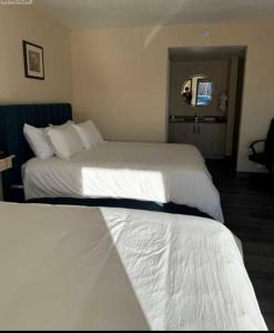 Postel nebo postele na pokoji v ubytování The 22 Hotel