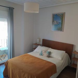 バレンシアにあるLuminoso Apartamento * La Marina de Valenciaのベッドルーム1室(枕2つ付)