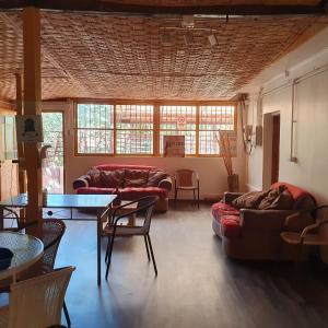 salon z 2 kanapami i stołem w obiekcie Refugio Don Natu w mieście San Pedro de Atacama