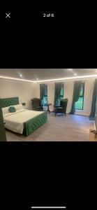 1 dormitorio con 1 cama y sala de estar en Woodland lodge green room en Dungiven