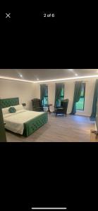 Un pat sau paturi într-o cameră la Woodland lodge green room