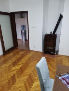 a room with a wooden floor and a table and chairs at Šumadijska panorama in Topola