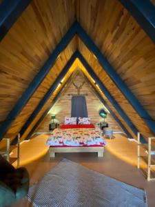 een kamer met een bed in het midden van een zolder bij bungalow in Sinop