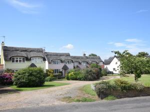a row of houses with thatched roofs at 2 Bed in Winterton-on-Sea LOWFA in Winterton-on-Sea