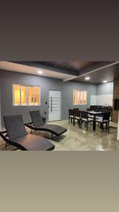 une grande chambre avec des tables et des chaises. dans l'établissement Casa linda em Unamar!, à Cabo Frio