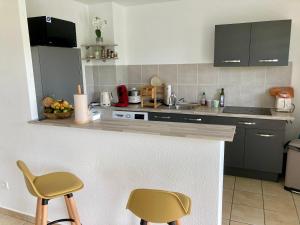 Küche/Küchenzeile in der Unterkunft Logement Charme vanillé - Gosier - 2 chambres - Piscine - Wifi - Parking