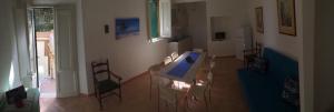 un soggiorno con tavolo e sedie blu di Casa vacanze Rinsacca a Piombino