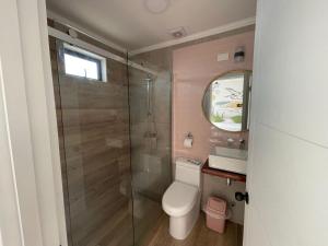 Koupelna v ubytování HOSTAL LA MODERNA + 37 fotografií