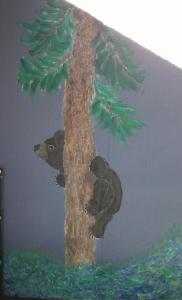 une peinture de deux ours grimpant un arbre dans l'établissement Lil Black Bear Inn, à Nashville