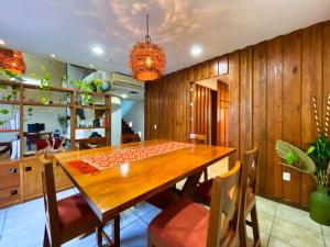 - une salle à manger avec une table et des chaises en bois dans l'établissement Humant Coliving - Cancún, à Cancún
