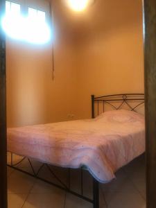 Un pat sau paturi într-o cameră la Παραδοσιακό ισόγειο διαμέρισμα με τζάκι κοντά στην Αράχωβα