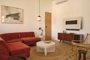 ein Wohnzimmer mit einem Sofa und einem Couchtisch in der Unterkunft CASA FRIDA by DW in San Juan