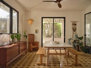 ein Wohnzimmer mit einem Esstisch und einem Deckenventilator in der Unterkunft CASA FRIDA by DW in San Juan