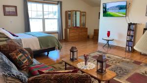 Sala de estar con cama y mesa de centro en Majestic Retreat Studio, en Sturgis