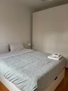 een witte slaapkamer met een groot bed met een witte muur bij Apartamento Sarmiento- Casco histórico Mondoñedo in Mondoñedo