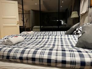 uma cama com duas almofadas em cima em Svea Deluxe Apartment em Estocolmo