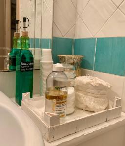 un lavabo con platos y una botella de alcohol en Ginko, en Castrocaro Terme