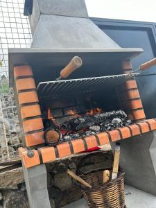 einen Außengrill mit einem Feuer darin in der Unterkunft casa lipa in La Guancha