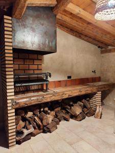 un gran banco de madera en una habitación con troncos en Casa de Agustín, en Valverde del Majano