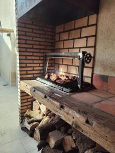 un horno de ladrillo con pollos cocinando en él en Casa de Agustín, en Valverde del Majano