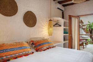 Postel nebo postele na pokoji v ubytování Mawimbi Boutique Hotel