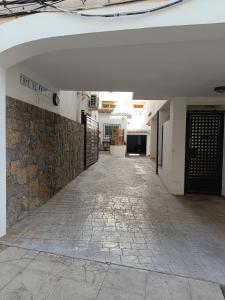 un pasillo vacío en un edificio con una pared de piedra en Casa Del Amanecer House Boutique Altea, en Altea