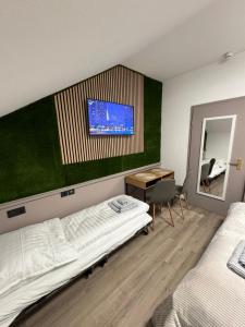 una camera con letto e scrivania con TV di Tetiana - Bad Griesbach THERME 26qm a Oberham