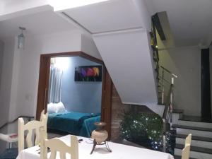 - un salon avec un lit et un escalier dans l'établissement Suite star, à Duque de Caxias