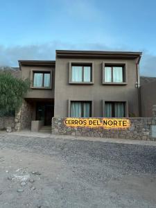 蒂爾卡拉的住宿－Hotel Cerros del Norte，带有标志的建筑,上面写着“注意的格调”