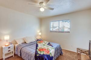 1 dormitorio con 1 cama y ventilador de techo en Pet-Friendly Farmington House, 4 Mi to Lake! en Farmington