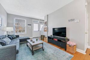 Soulard3 King Beds/3Baths Spacious的客厅里有一张沙发和一台电视