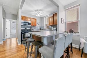 una cucina con ampia isola e sgabelli da bar di 3 King Beds/3Baths Spacious a Soulard