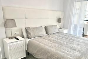 Ένα ή περισσότερα κρεβάτια σε δωμάτιο στο MI CAPRICHO Beachfront 400 - Apartment With Sea Views Costa del Sol +45 φωτογραφίες