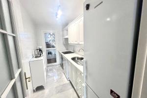 Η κουζίνα ή μικρή κουζίνα στο MI CAPRICHO Beachfront 400 - Apartment With Sea Views Costa del Sol