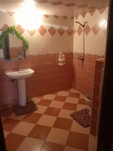 ein Bad mit einem Waschbecken und einem WC in der Unterkunft Maison a louer par jour pour familles in Meknès