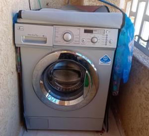 eine Waschmaschine mit einem Oberteil darüber in der Unterkunft Maison a louer par jour pour familles in Meknès