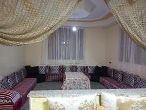 sala de estar con sofá y mesa en Maison a louer par jour pour familles, en Meknès