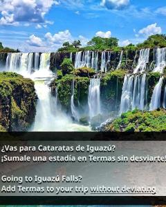 zdjęcie wodospadu w dżungli w obiekcie hoStel 3B Hab Central Baño Privado externo y Aire ac w mieście Salto