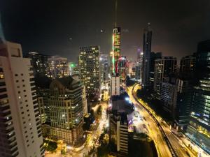 een stad verlicht in de nacht met verkeer bij Vortex Suites Near Klcc-365 in Kuala Lumpur