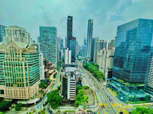 een luchtzicht op een stad met hoge gebouwen bij Vortex Suites Near Klcc-365 in Kuala Lumpur