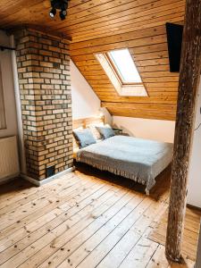 a attic bedroom with a bed and a skylight at Domek w Karpaczu in Karpacz
