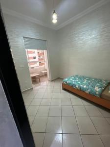 um quarto com uma cama no canto de um quarto em Appartement de lux à agadir em Agadir
