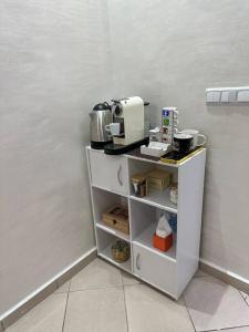uma prateleira com uma máquina de café em cima em Appartement de lux à agadir em Agadir