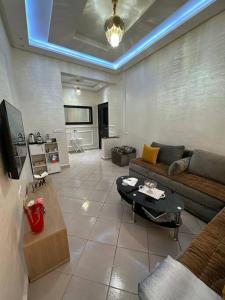 uma sala de estar com um sofá e uma mesa em Appartement de lux à agadir em Agadir