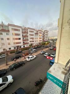 uma vista para uma rua da cidade com carros e edifícios em Appartement de lux à agadir em Agadir