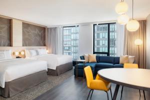 um quarto de hotel com duas camas e um sofá em Residence Inn by Marriott Calgary Downtown/Beltline District em Calgary
