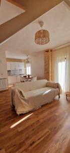 1 dormitorio grande con 1 cama grande y cocina en Il rifugio di Claudia, en Ovindoli