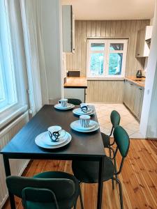 a dining room table with four chairs and a kitchen at Domek w Karpaczu in Karpacz