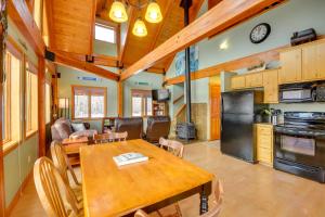 cocina y sala de estar con mesa de madera y sillas en Off The Beaten Path Cabin with Mtn Views and Hot Tub en Red Lodge