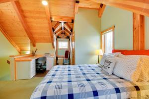 1 dormitorio con 1 cama en una habitación con techos de madera en Off The Beaten Path Cabin with Mtn Views and Hot Tub en Red Lodge